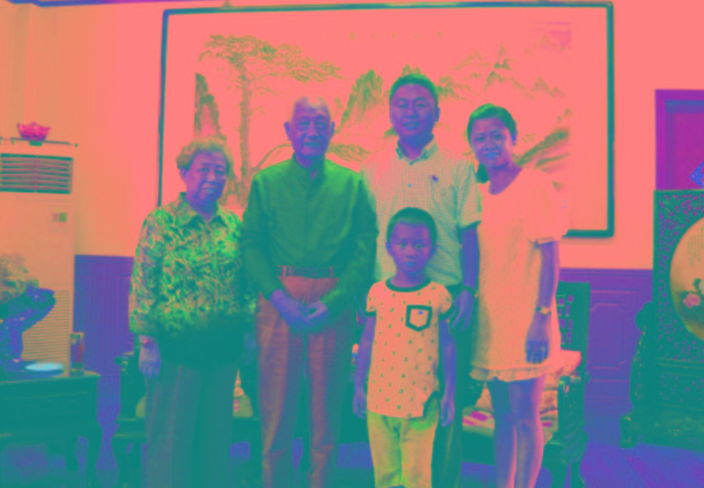 與原南京軍區(qū)政委方祖岐上將夫婦合影留念。